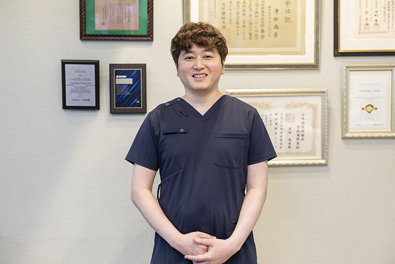 まず、先生が歯科医師を志したきっかけやキャリアについて教えてください。